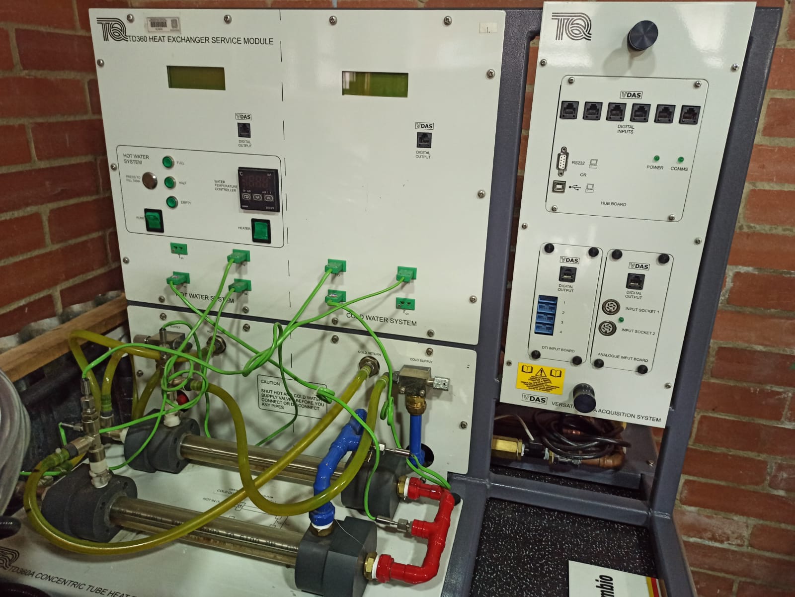 para el estudio avanzado de la termodinámica aplicada y la mecánica de fluidos. Este equipo permite la determinación precisa de la transferencia de calor entre fluidos y facilita la comparación directa entre los regímenes de flujo paralelo y contracorriente.